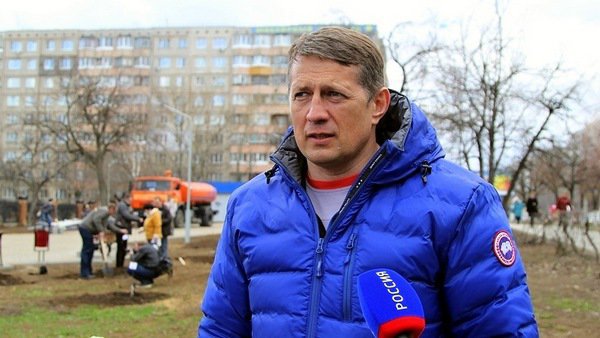 Евгений Авилов принял участие в субботнике в тульском Заречье