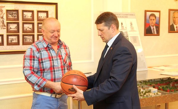 Евгений Авилов поздравил тульских баскетболистов